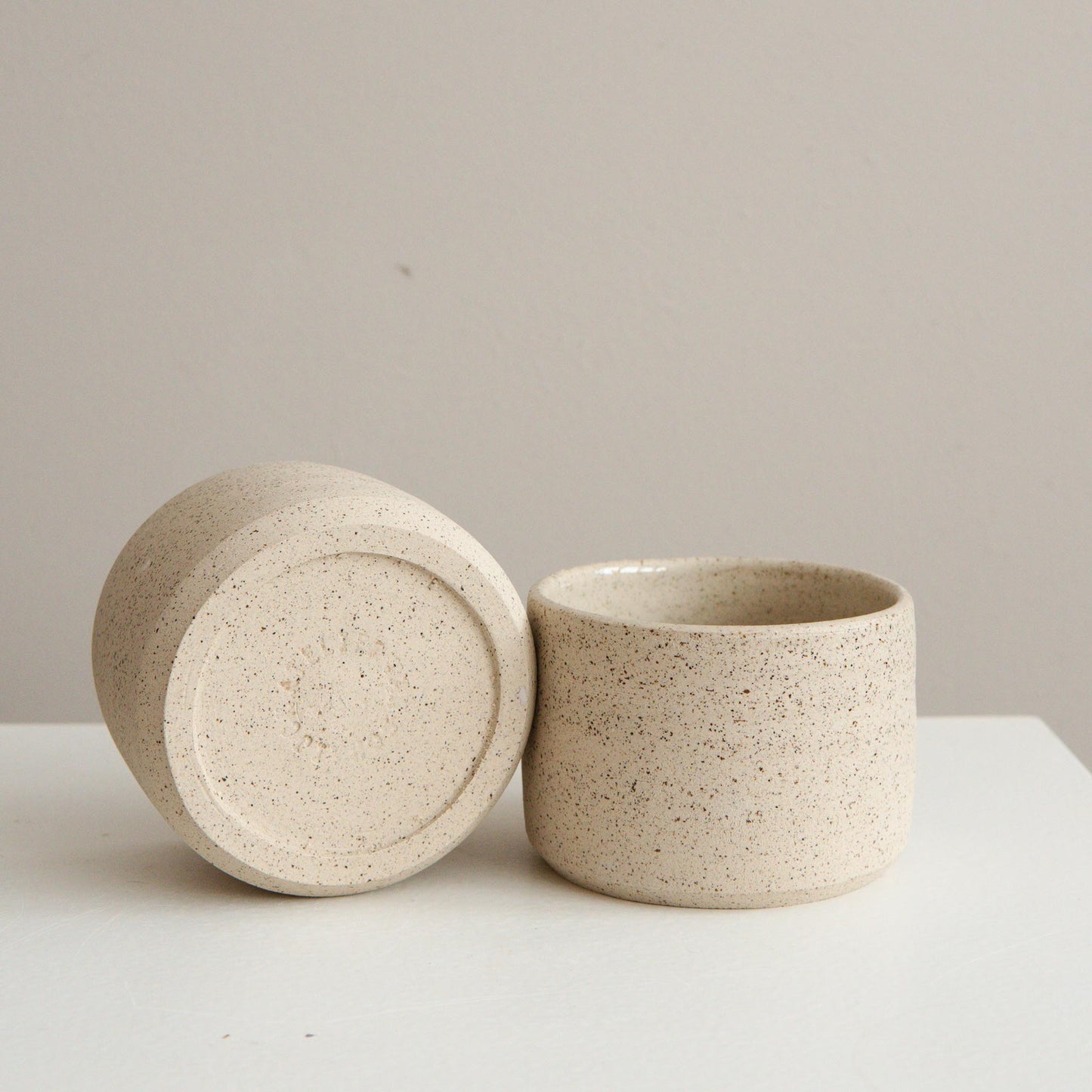 Spikkel mok beige handgemaakt keramiek atelier van schaijck