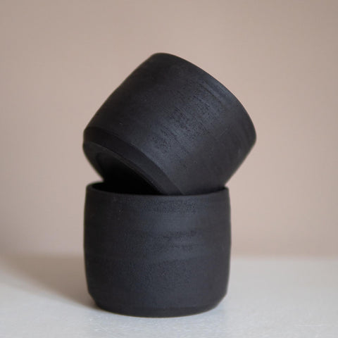 Zwarte mokken handgemaakt keramiek Atelier van Schaijck
